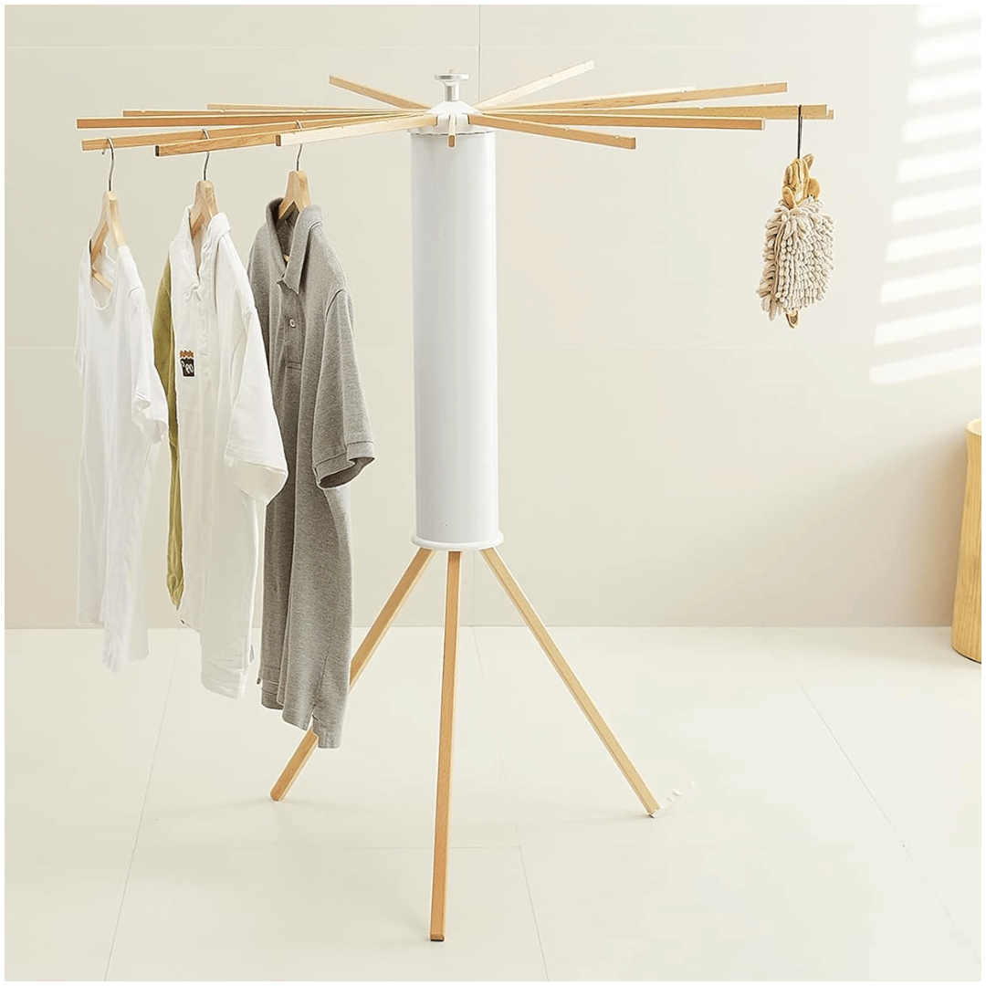 Duurzaam droogrek met minimalistische kleding aan houten standaard – eco-vriendelijk huishouden.