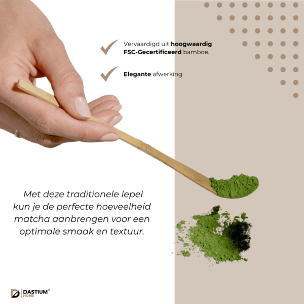 Bamboe chashaku lepel schept matchapoeder uit de zeef voor een perfecte dosering