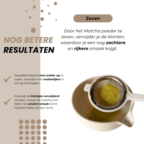 Matcha poeder gezeefd met furui zeef voor een gladde, klontvrije thee met rijke smaak