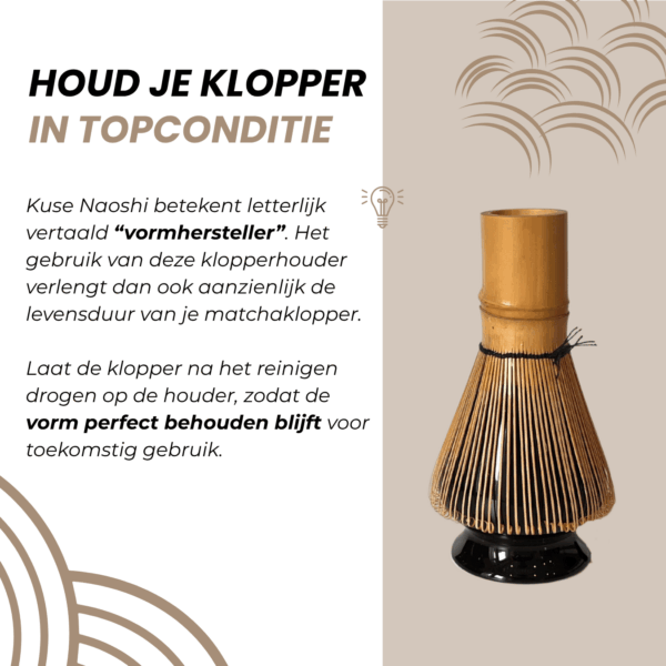 Bamboe matcha klopper op zwarte houder met uitleg over onderhoud