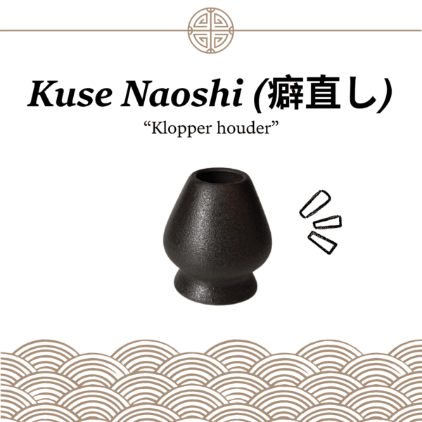 Zwarte aardewerk klopperhouder Kuse Naoshi uit 5-delige matcha set