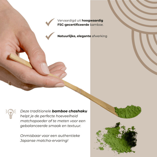 Doseren van matcha poeder met chashaku uit zwart aardewerk set