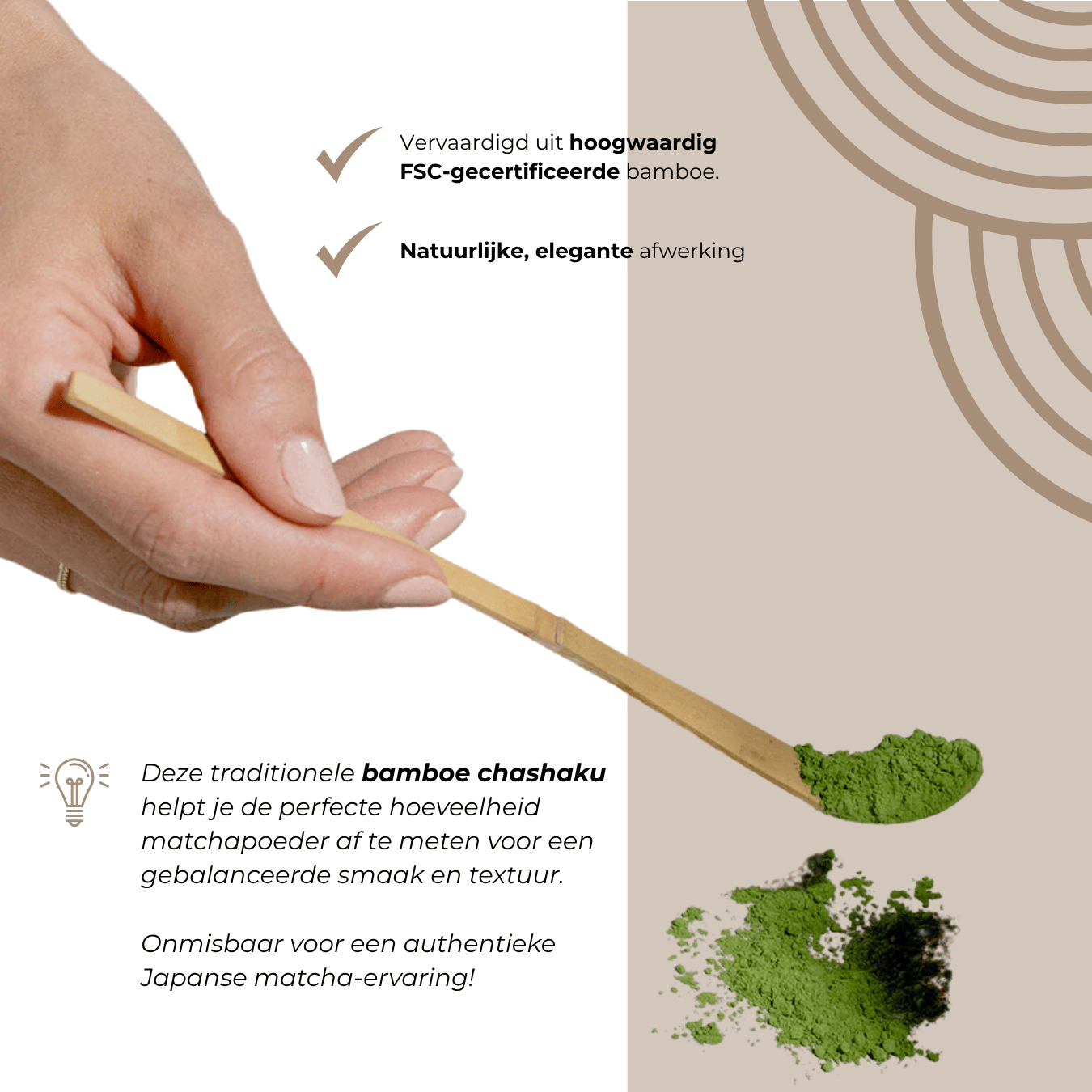 Doseren van matcha poeder met chashaku uit zwart aardewerk set