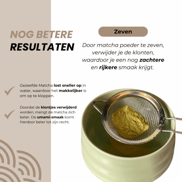 Matcha bereiden met zeef voor een gladder resultaat