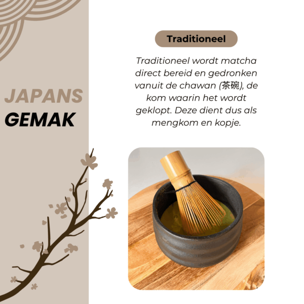 Traditioneel matcha kloppen met bamboe klopper in zwarte aardewerk kom