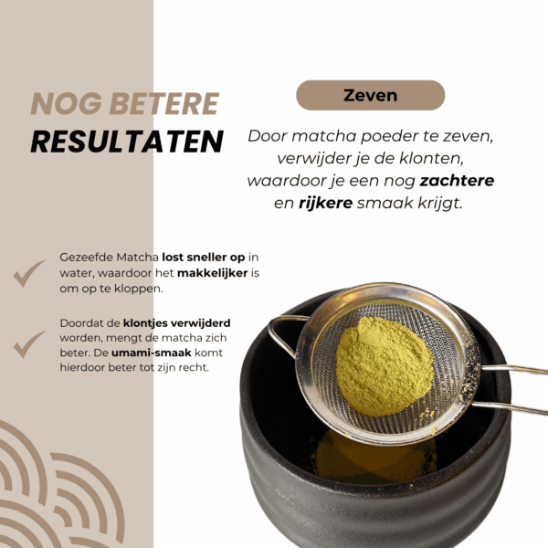 Matcha poeder zeven voor beter resultaat in zwart aardewerk kom
