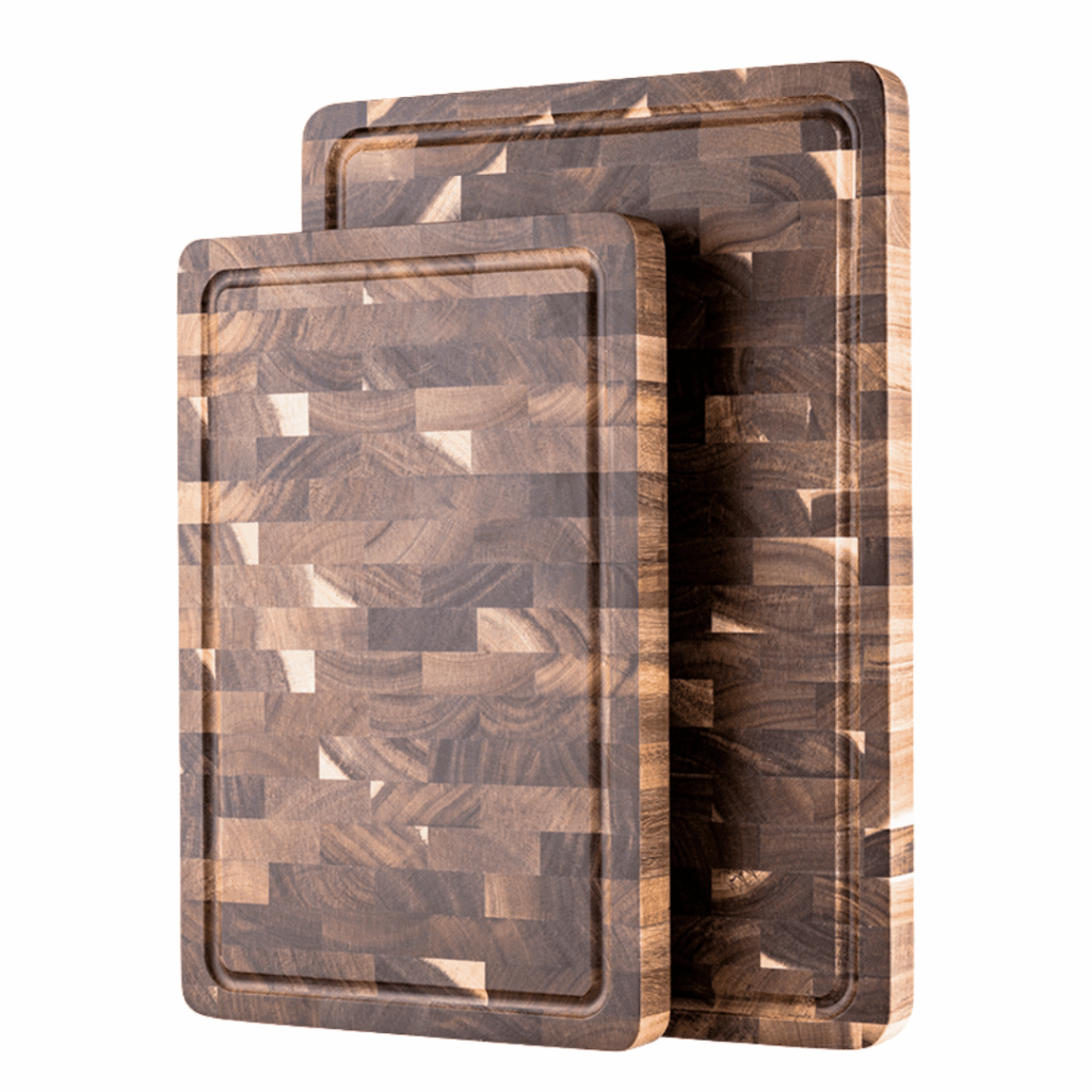 Close-up van de 2-delige acaciahouten snijplankenset met sapgroef. De luxe houtstructuur en warme kleur van het acaciahout benadrukken de hoogwaardige afwerking en duurzaamheid. Perfect voor dagelijks gebruik in de keuken of als serveerplank.