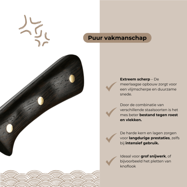 Detail van wenge houten handvat en lemmet met hamerpatroon van het hakmes