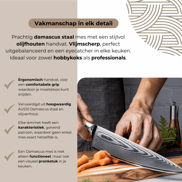 Close-up van het Damascus lemmet tijdens gebruik, waarbij de golvende staalstructuur en scherpe snede duidelijk zichtbaar zijn.