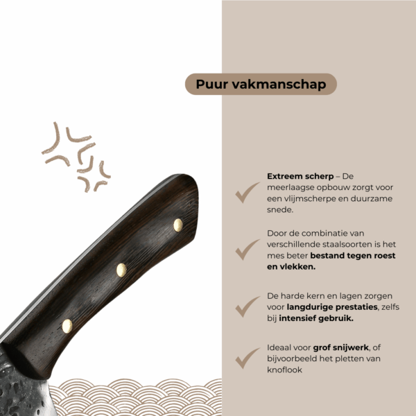 Close-up op de ergonomie: naadloze overgang tussen wenge handvat en lemmet, plus textuur van het hamerpatroon.