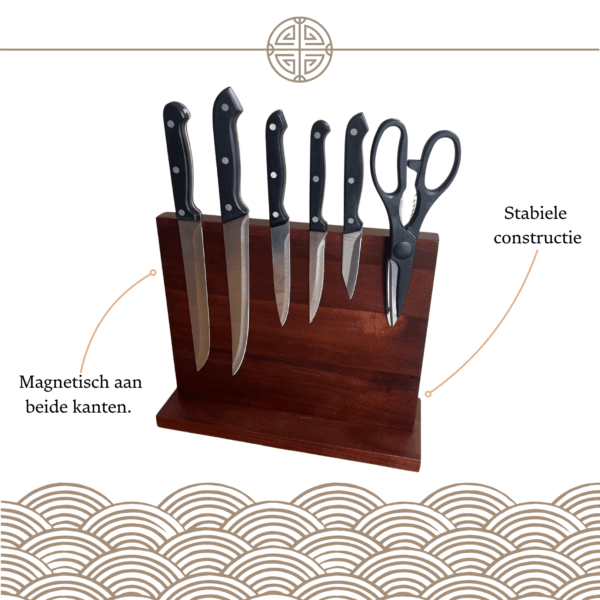 Het essenhouten messenblok met meerdere keukenmessen en een schaar, stevig vastgehouden door krachtige magneten aan beide kanten.