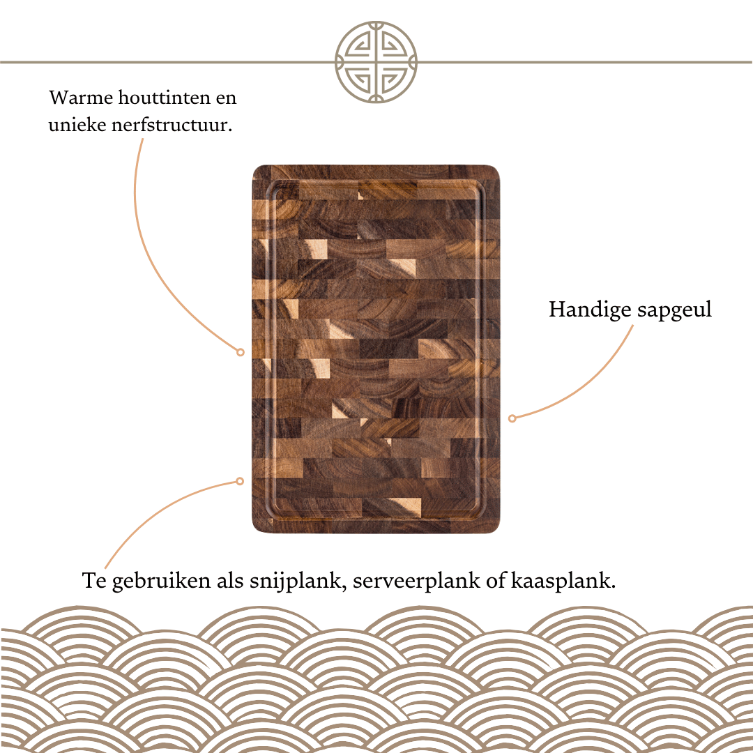 Detailfoto van de grote snijplank met sapgroef, gemaakt van duurzaam acaciahout. De grove voorkomt dat sappen van vlees of fruit op het werkblad terechtkomen.