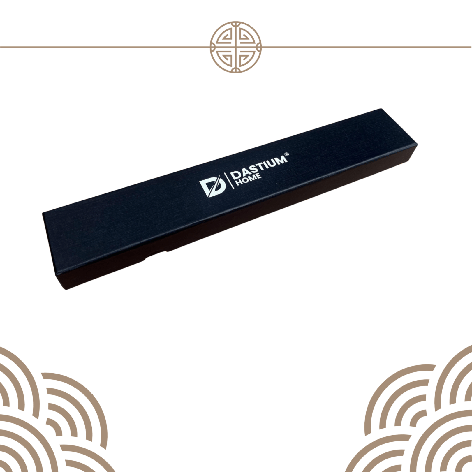 Luxe zwarte geschenkdoos met opdruk van het Dastium Home logo, speciaal ontworpen voor het veilig en stijlvol opbergen van het Damascus koksmes.