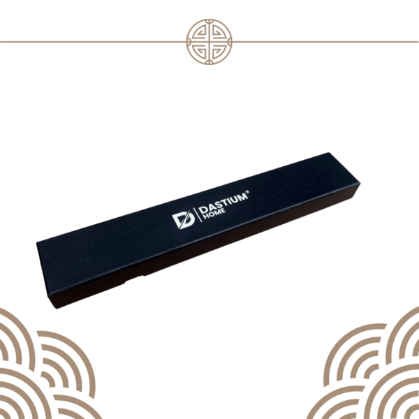Omschrijving: Luxe zwarte geschenkdoos met Dastium Home logo, waarin het Damascus koksmes wordt geleverd – ideaal als geschenk.