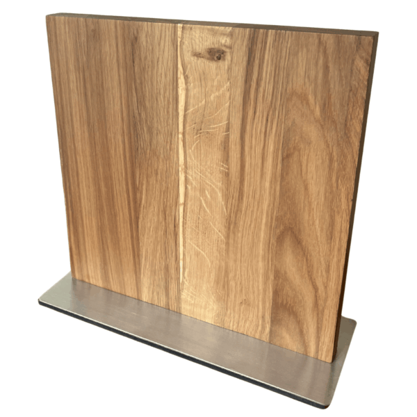 Close-up van het magnetisch messenblok van acaciahout met RVS voet. De natuurlijke houtnerf en warme kleur geven een luxe uitstraling aan iedere keuken.