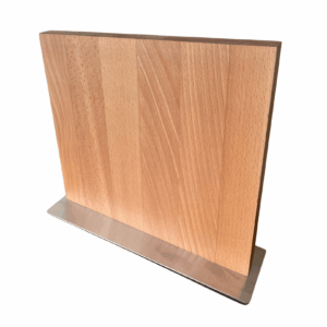 Close-up van het magnetisch messenblok van beukenhout met RVS voet. De gladde afwerking en natuurlijke houtkleur geven een luxe uitstraling aan iedere keuken.