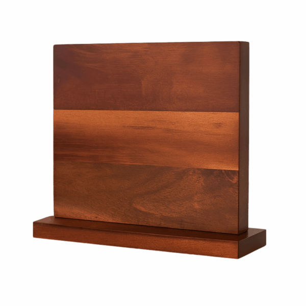 Close-up van het magnetisch messenblok van essenhout met RVS voet. De lichte, warme kleur en natuurlijke houtnerf maken het tot een stijlvolle en functionele toevoeging aan de keuken.