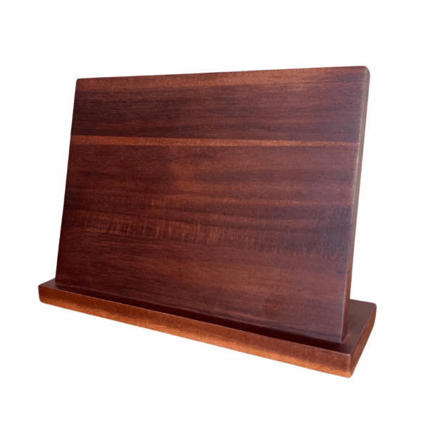 Close-up van het magnetisch messenblok van essenhout. De diepe, warme houtkleur en strakke afwerking maken het een stijlvolle toevoeging aan elke keuken.